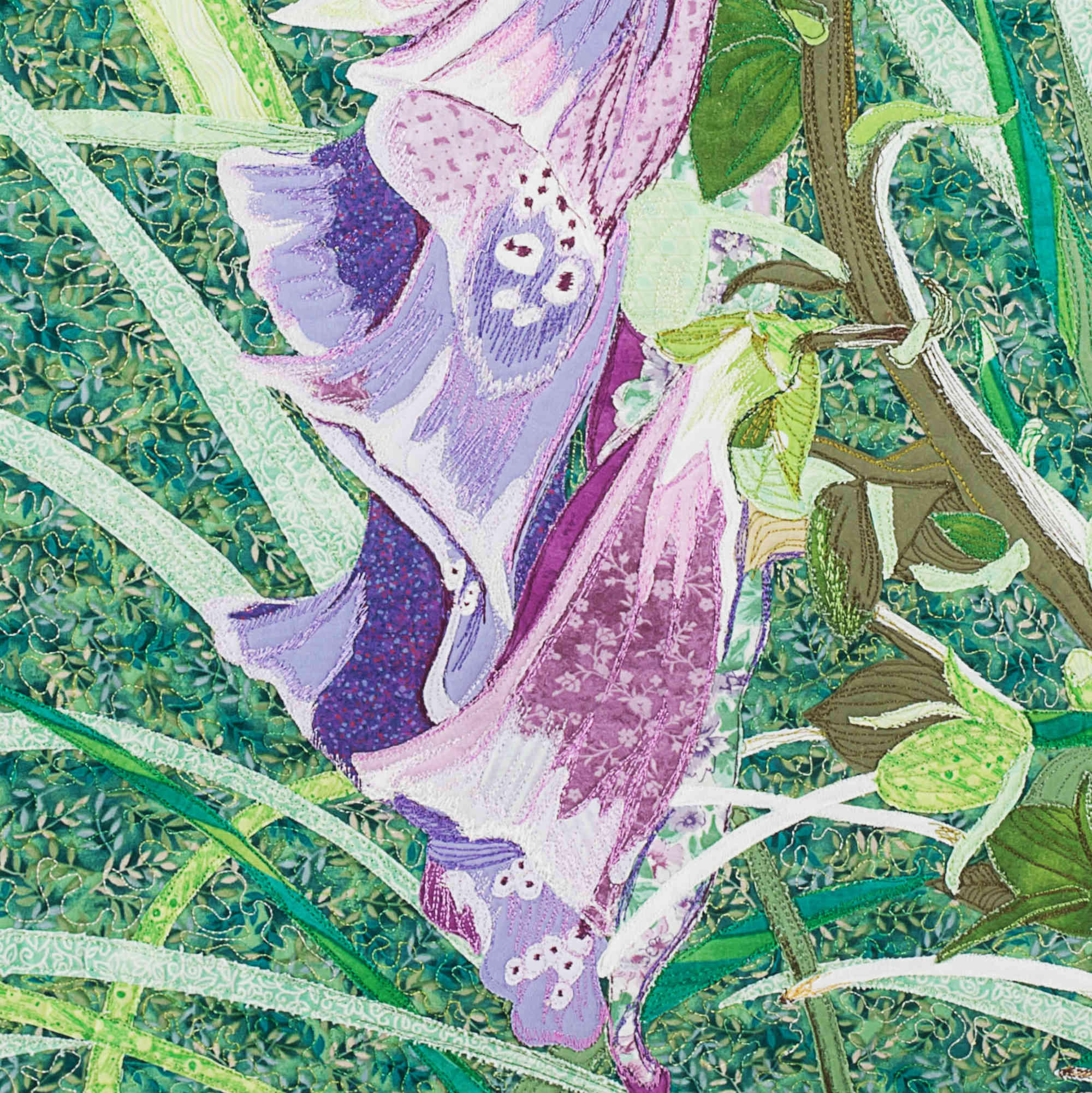 Détail de la pièce d'art textile Digitalis Purpurea représentant les coroles d'une digitale dans les tons de lilas, rose et violet. Peinture au fil.
