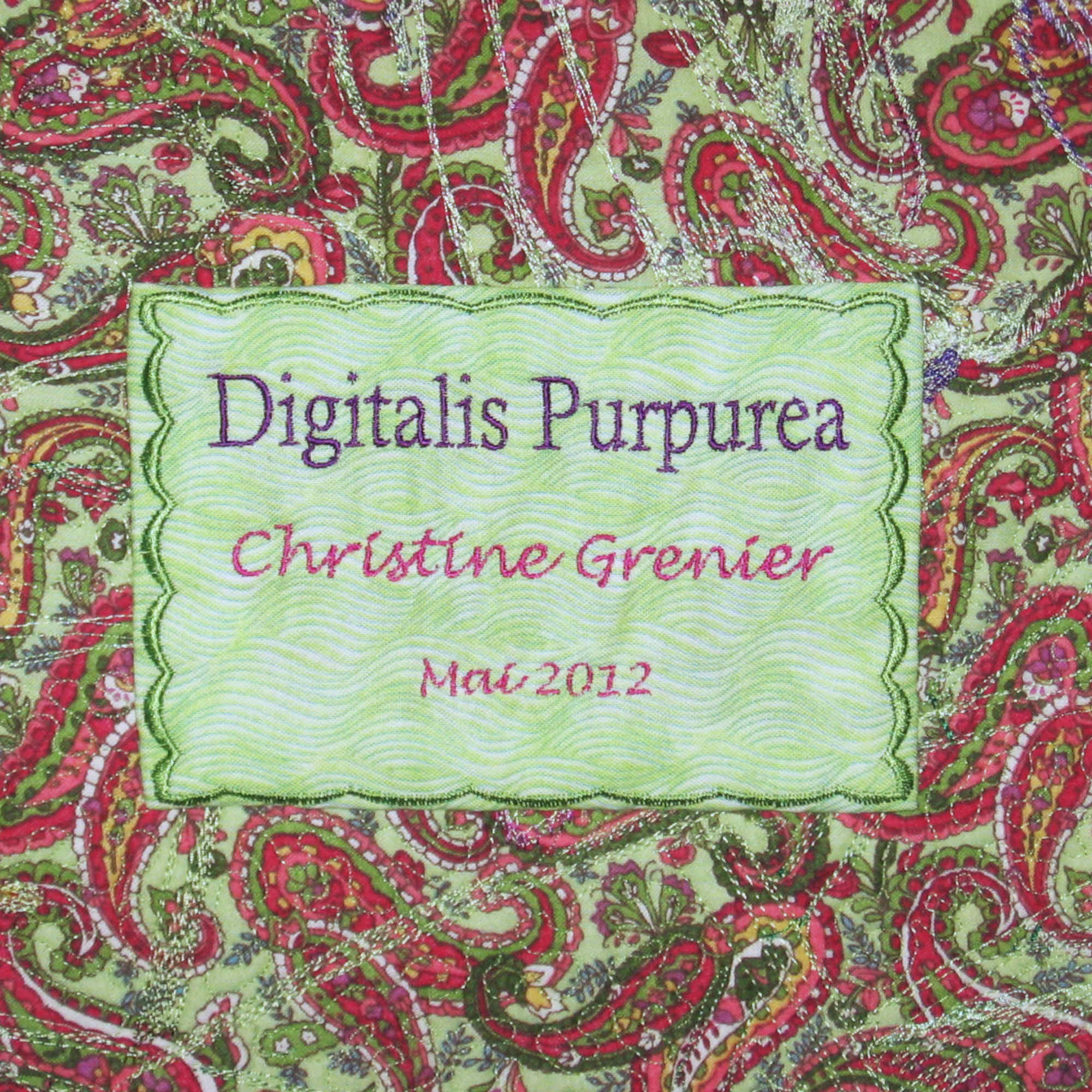 Pièce d'art textile Digitalis Purpurea par Christine Grenier, étiquette brodée cousue à l'arrière de la pièce.