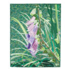 Pièce d'art textile montrant une digitale pourpre en pleine floraison à travers les feuillages sur un fond vert. Les corolles sont lilas, violet et rose.