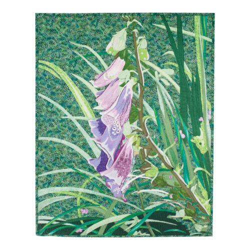 Pièce d'art textile montrant une digitale pourpre en pleine floraison à travers les feuillages sur un fond vert. Les corolles sont lilas, violet et rose.