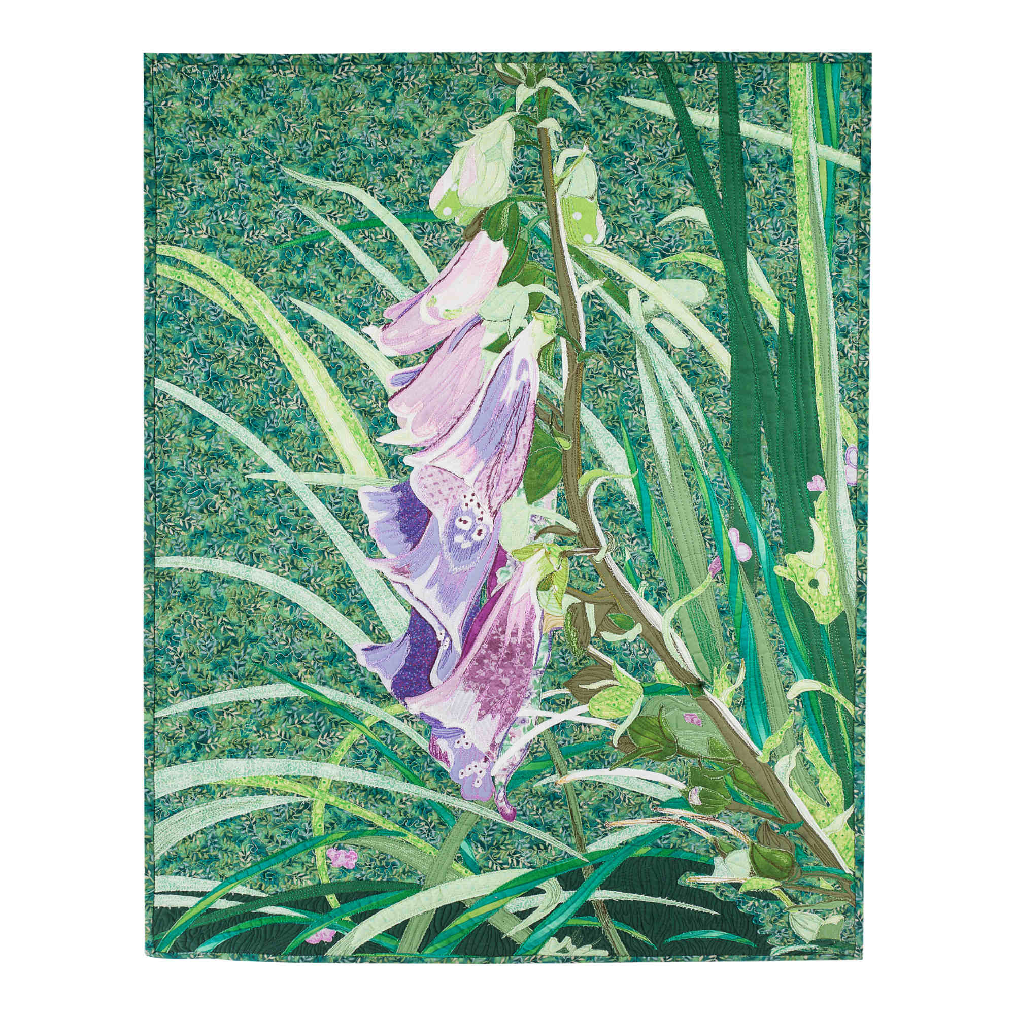 Art-textile-Digitalis-Purpurea-christine-grenier Pièce d'art textile montrant une digitale pourpre en pleine floraison à travers les feuillages sur un fond vert. Les corolles sont lilas, violet et rose.