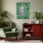 Pièce d'art textile Digitalis Purpurea dans un décor. La pièce représente une digitale en pleine floraison dans les tons de lilas, rose et violet sur un fond de feuillage vert.