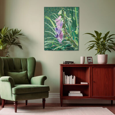 Pièce d'art textile Digitalis Purpurea dans un décor. La pièce représente une digitale en pleine floraison dans les tons de lilas, rose et violet sur un fond de feuillage vert.