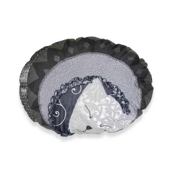 Coussin d'art textile Chatounet. Coussin oval représentant un chat endormi. Pièce d'art textile en forme de coussin fait avec plusieurs tissus dans les tons de gris et noir.