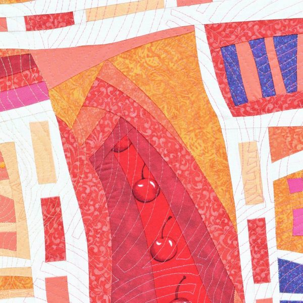 Détail du tableau d'art textile Passage. Pièce de tissu rouge avec des cerises au centre d'autres pièces de tissu.
