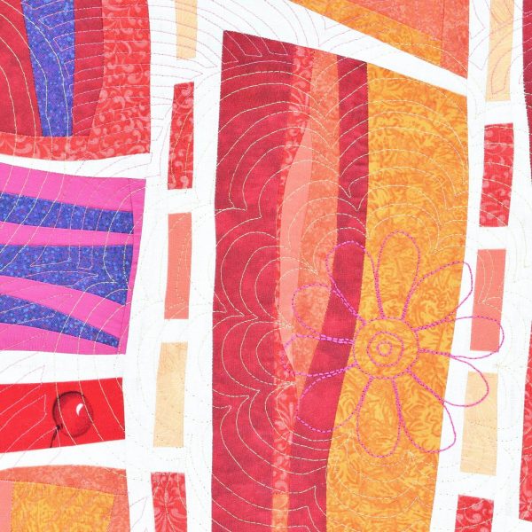 Détail du tableau d'art textile Passages. Fleur brodée avec piquage en écho sur fond d'art abstrait. Couleurs: jaune, orange, pèche, rose, violet, blanc.