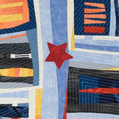 Détail de la pièce d'art textile Vous êtes ici. Étoile rouge sur le fond abstrait principalement bleu et jaune. Piquage en écho à partir de l'étoile.