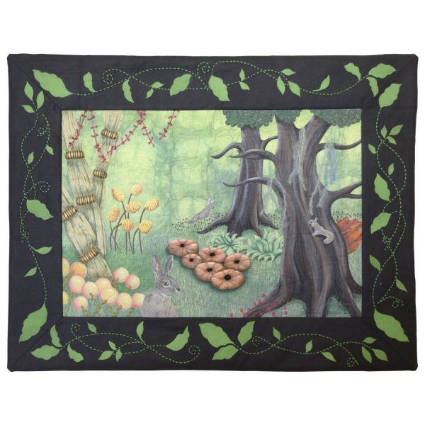 Pièce d'art textile Cache-cache par Christine Grenier. Tableau d'une forêt enchantée avec des lièvres et un écureuil jouant à cache-cache. Fleurs et végétation fantaisistes en trois dimensions sur un tissu teint.