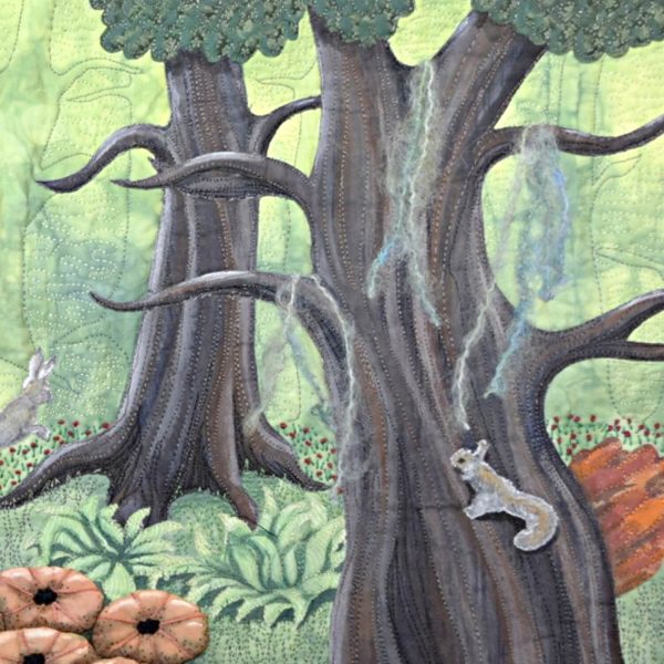 Détail de la pièce d'art textile Cache-cache montrant des arbres avec de la mousse espagnole, un écureuil et un lièvre se sauvant.