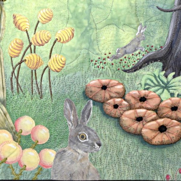 Détail de la pièce d'art textile Cache-cache montrant les lièvres peints à la main dans la forêt fantastique. Fleurs-ruches, fleurs-bulles, roches-citrouilles.