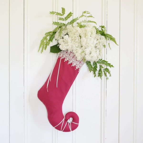 Elf stocking Princess Cyrielle garnished with a bouquet of white flowers.