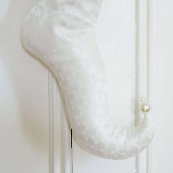 Détail du bas de Noël Perce-Neige, pied courbé en jacquard blanc avec perles blanches.