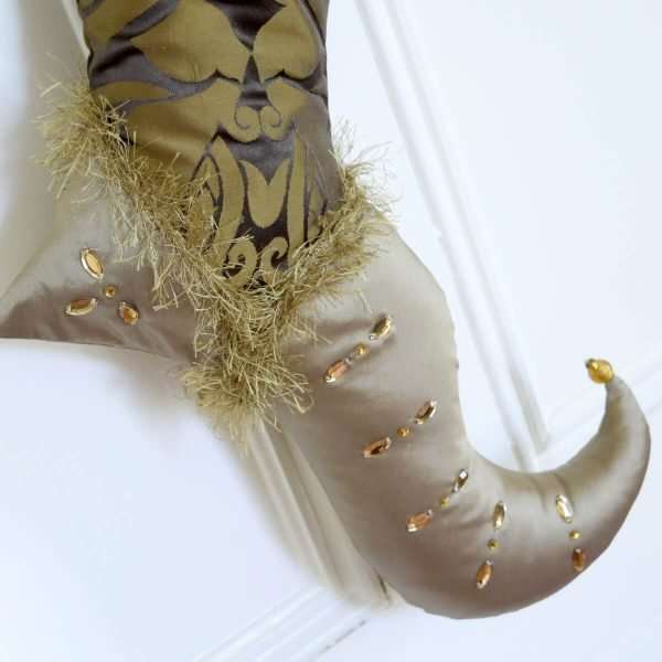 Elf stocking Zefirino detail: gold taffeta foot with golden fringe and gold stones.