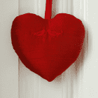 Coeur en soie rouge avec deux oiseaux brodés rouges.