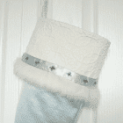 Détail du bas d'elfe Celestia, revers texturé blanc cassé avec un ruban argent garni de perles décoratives et une bordure de fourrure de lapin blanc.