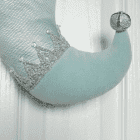Décoration du pied du bas de Noël Celestia, dentelle au crochet argent avec perles sur un tissu texturé bleu, pointe du pied en velours avec grelot argent à la pointe.