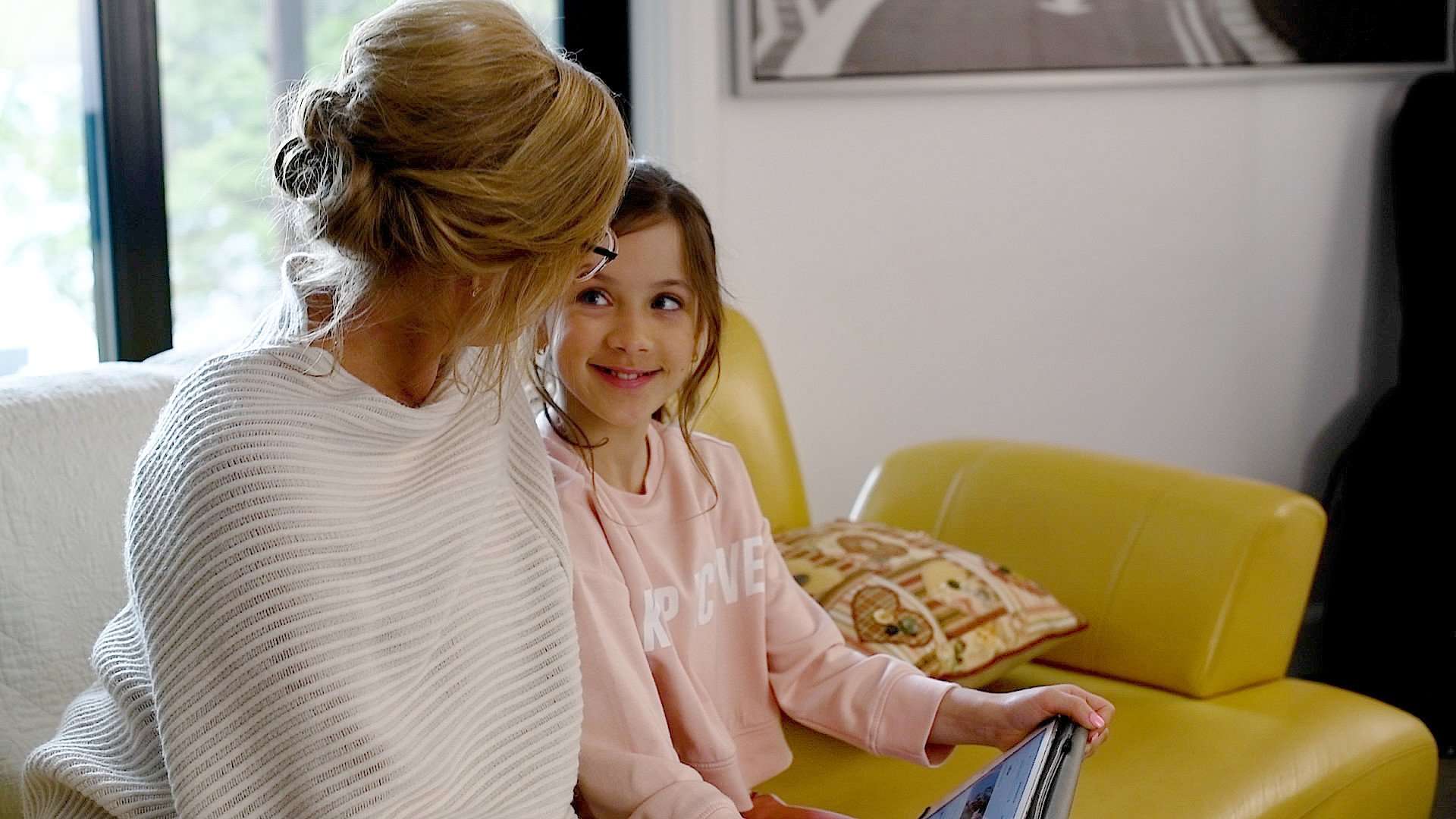 Le cadeau pour maman - Flavie et sa grand-mère ont un regard entendu