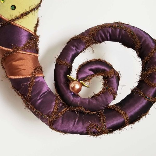 Curved foot of the Christmas stocking Zana, purple, vine stream and pearls.