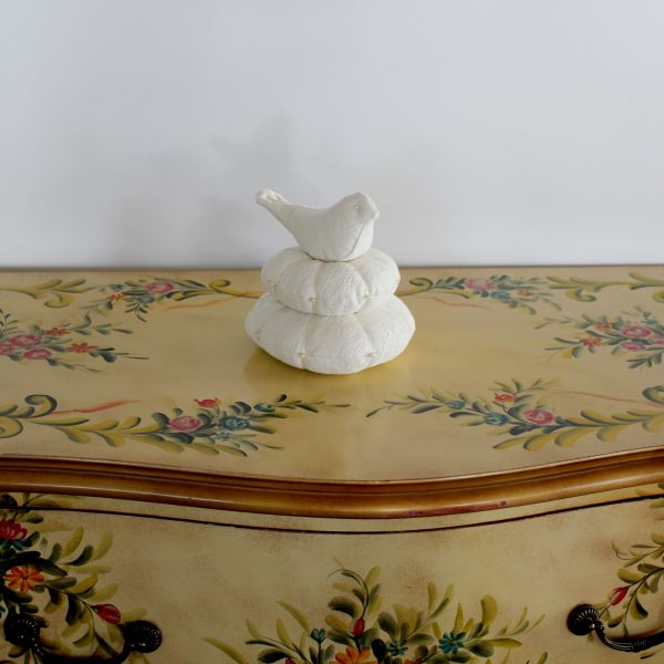 Decorative object Bird on an off-white nest placed on a dresser