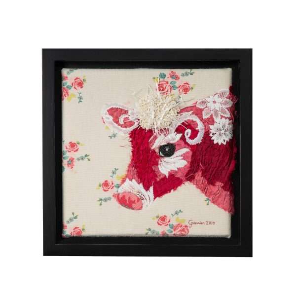 Tableau d'art textile Florette par Christine Grenier - vache rouge avec dentelle sur fond à motif floral
