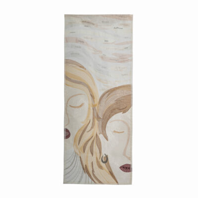 Pièce d'art textile montrant 2 visages avec une série de mots sur la communication