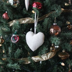 Coeur Avoine en tissu blanc cassé dans un sapin de Noël