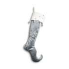 Bas de Noël Neige en velours gris avec un flocon brodé sur la jambe, un revers dentelé blanc avec des pois brodés et des pompons aux pointes