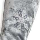Broderie d'un flocon de neige sur la jambe du bas de Noël Neige en velours gris