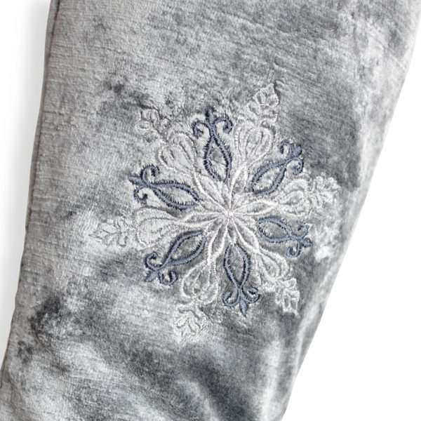 Embroidery of a snowflake on the leg of the Christmas stocking Neige in gray velvet