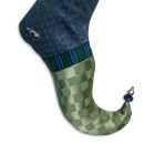 Curved foot of the Willi Christmas stocking in green jacquard with blue and green plaid ribbon. The foot ends in a point with blue and silver beads.