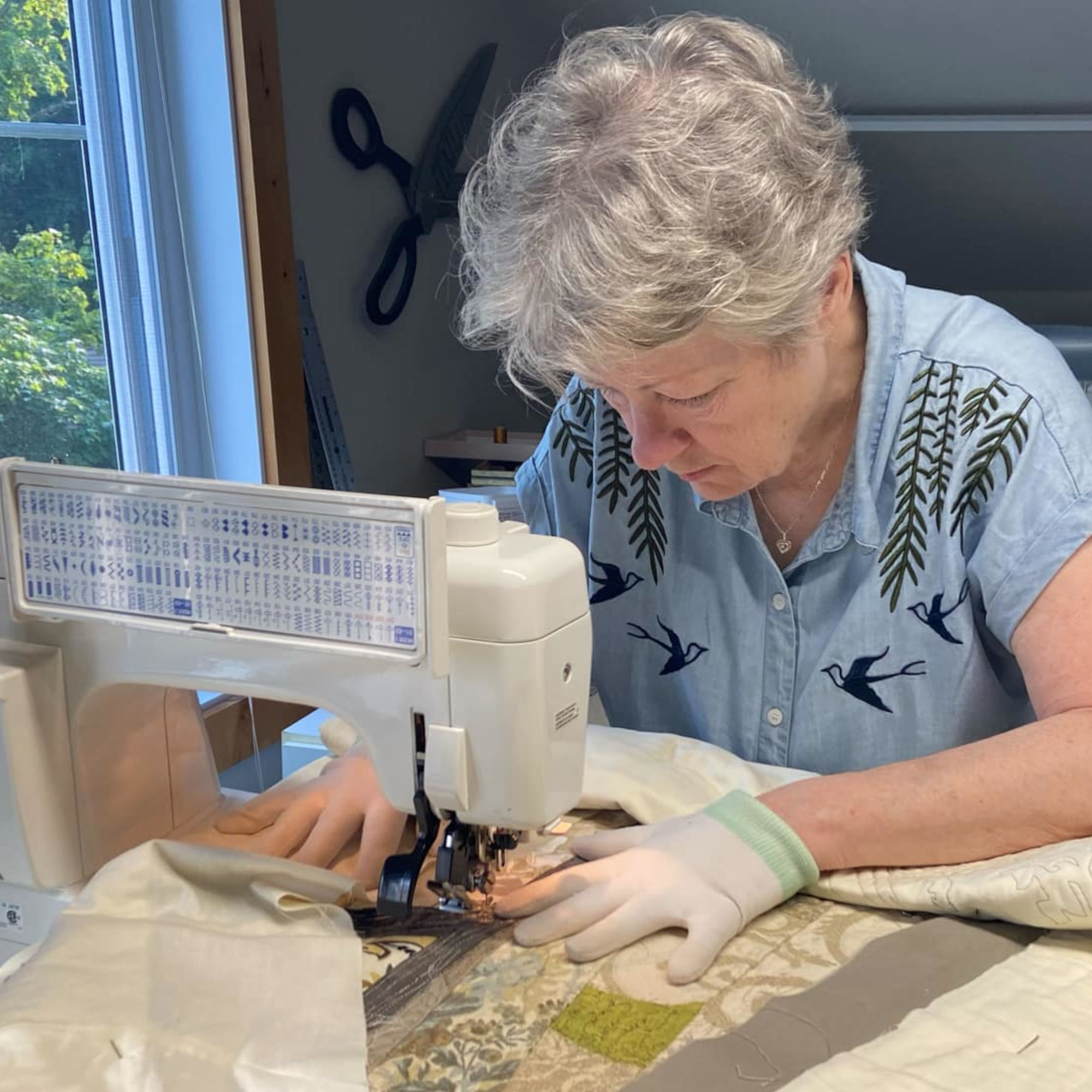 Christine Grenier, artiste textile faisant du piquage machine en mains libres.
