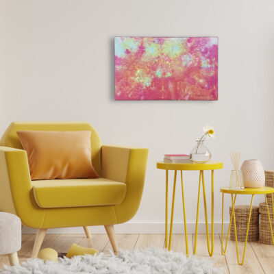 Tableau Les jours heureux de Christine Grenier dans un décor avec un fauteuil et des tables jaunes.
