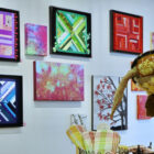 Galerie d'art présentant des tableaux d'art textile dont le tableau Les jours heureux.
