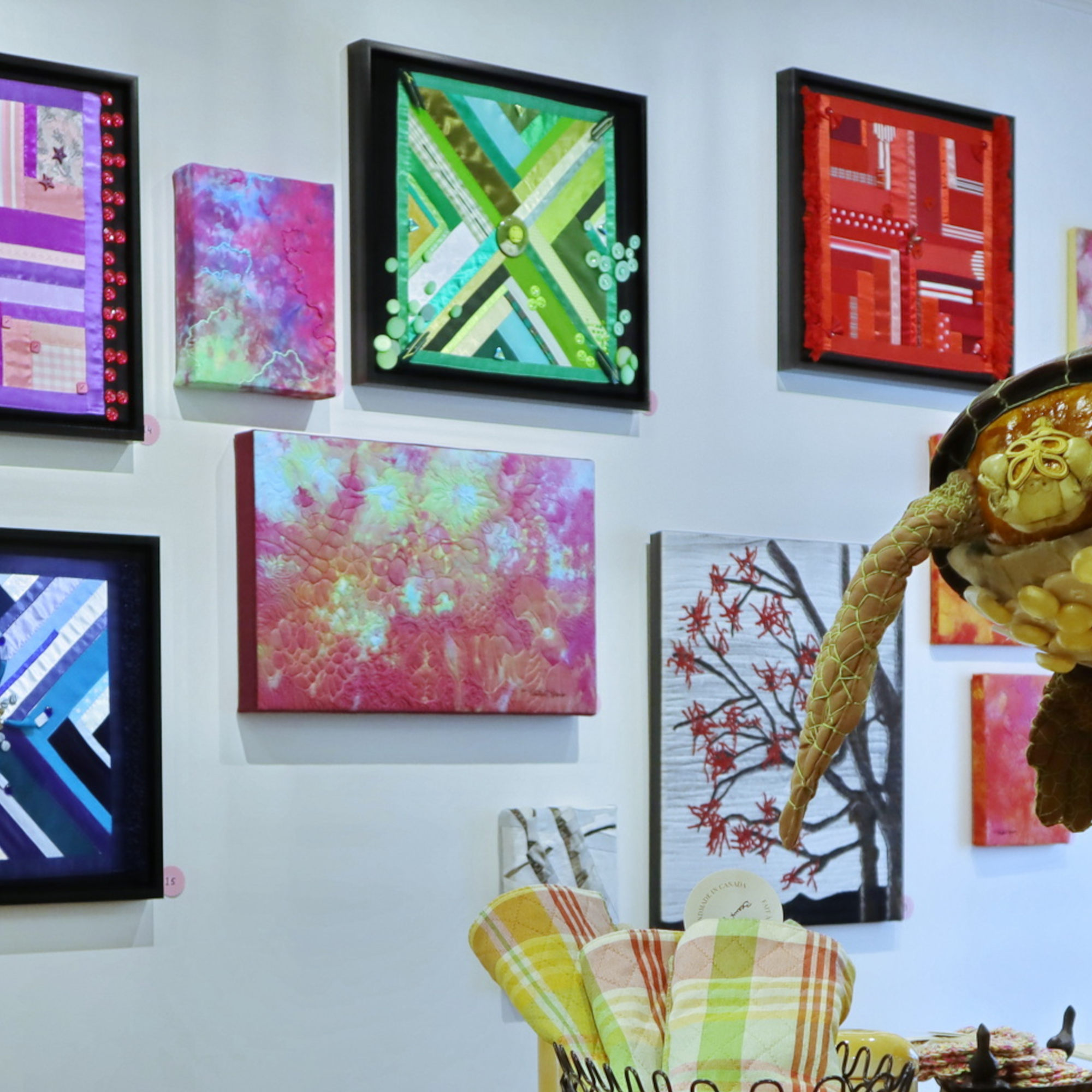 Galerie d'art présentant des tableaux d'art textile dont le tableau Les jours heureux.