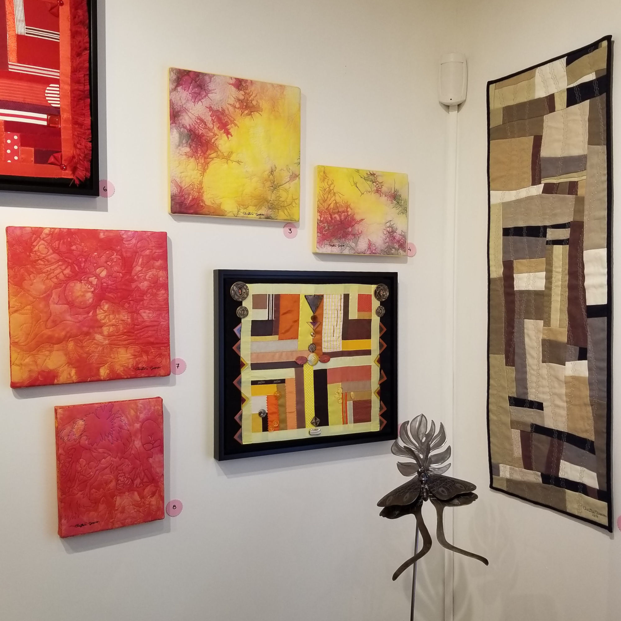 Tableaux d'art textile exposés à la Galerie d'art Christine Grenier