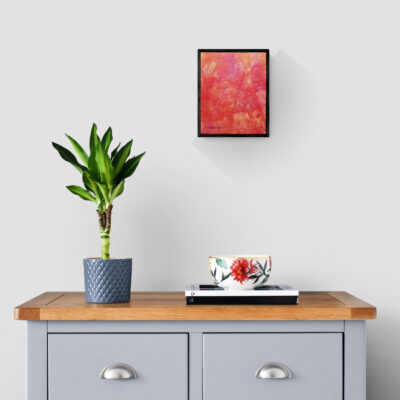 Tableau d'art abstrait Secret enfoui par Christine Grenier sur le mur au-dessus d'une commode.