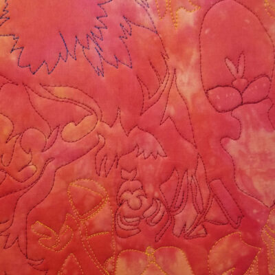 Détail d'un tableau textile rouge et orange Secret enfoui de Christine Grenier