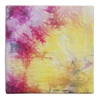 Tableau carré d'art abstrait en rose et jaune. Textile et broderie. Souvenir d'un rêve par Christine Grenier