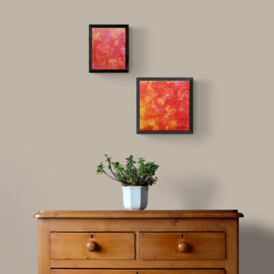Deux tableaux textile abstrait de l'artiste Christine Grenier sur le mur au-dessus d'une commode.