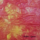 Détail du tableau d'art textile Un vague souvenir par Christine Grenier - tissu teint et brodé, orange, jaune et rose.