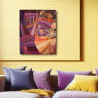 Tableau abstrait La Bête dans un décor, sur un mur jaune.