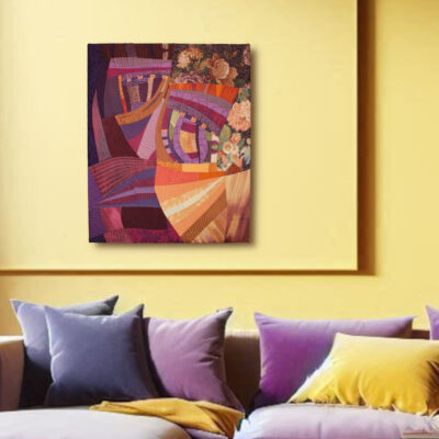 Tableau abstrait La Bête dans un décor, sur un mur jaune.