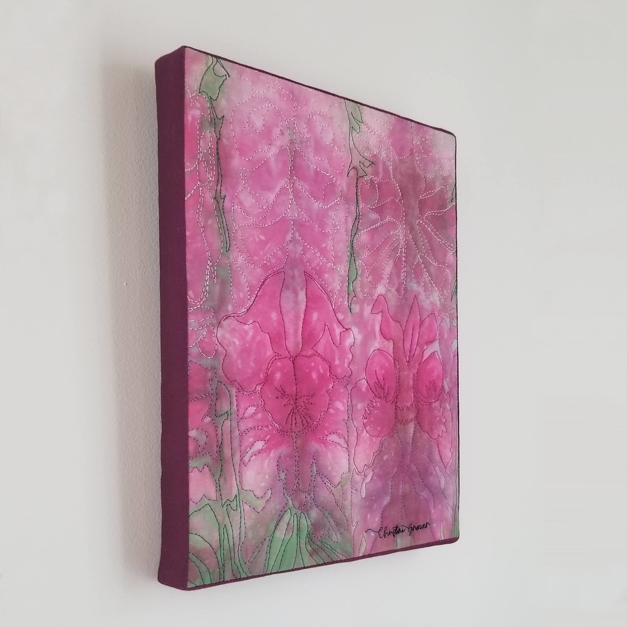 Odeur d’été,tableau en tissu,art textile,œuvre d’art textile,pièce unique,fait main au Québec,textile contemporain,peinture textile abstraite,matelassage à la machine,teinture,décoration artistique,tableau végétal abstrait,couleurs rose jaune vert blanc,collection Les mémoires oubliées,œuvre abstraite,cadeau artistique,mémoire,souvenir,enfance