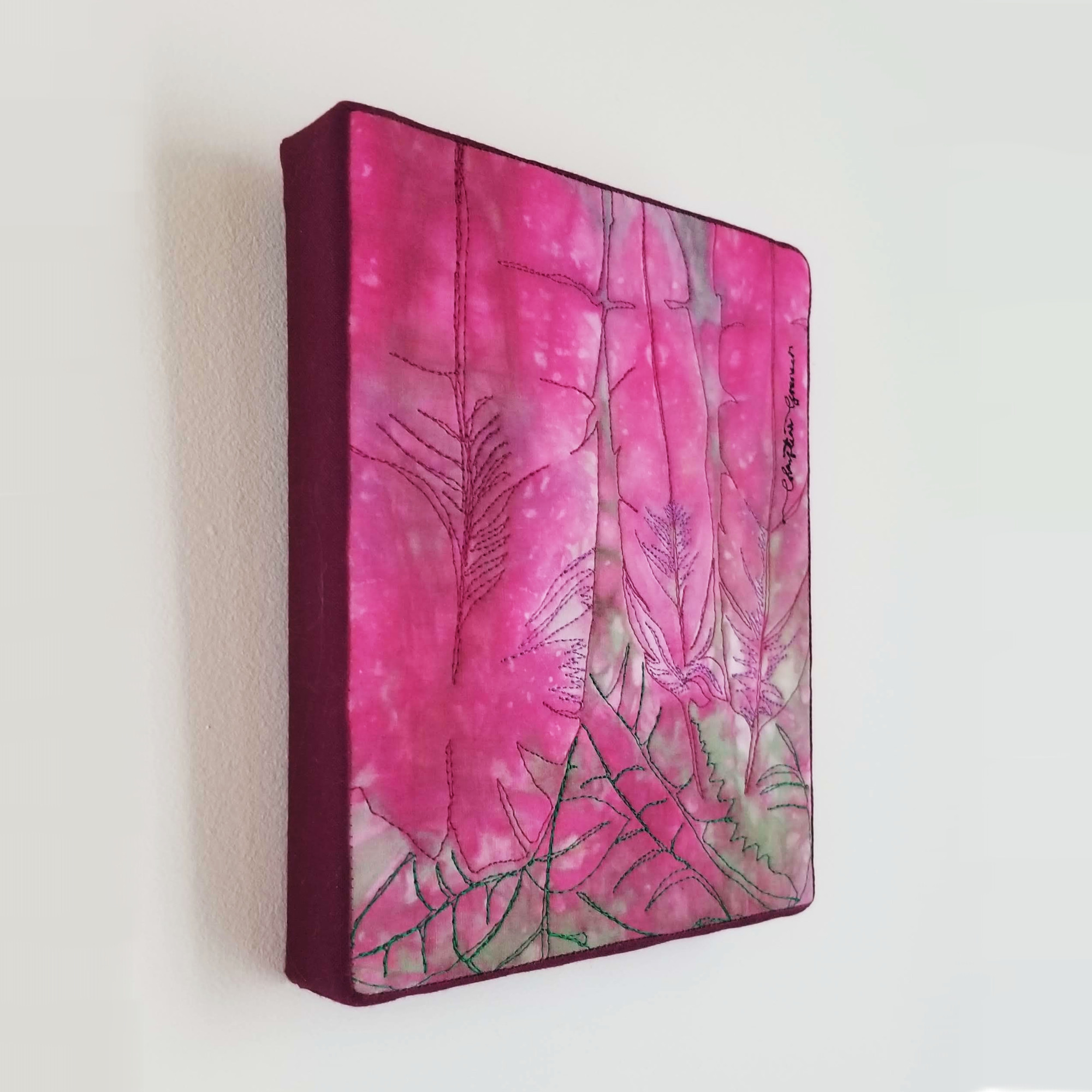 Odeur d’été,tableau en tissu,art textile,œuvre d’art textile,pièce unique,fait main au Québec,textile contemporain,peinture textile abstraite,matelassage à la machine,teinture,décoration artistique,tableau végétal abstrait,couleurs rose jaune vert blanc,collection Les mémoires oubliées,œuvre abstraite,cadeau artistique,mémoire,souvenir,enfance