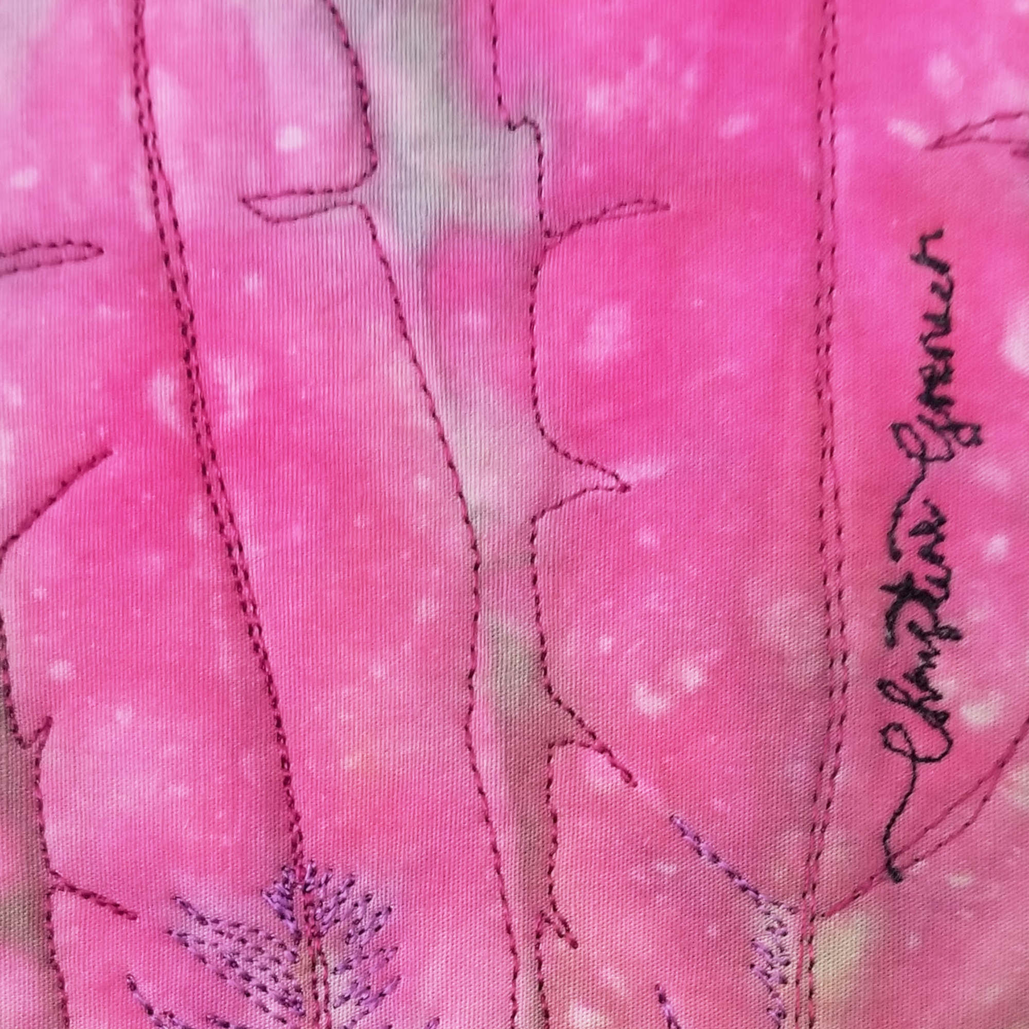 Odeur d’été,tableau en tissu,art textile,œuvre d’art textile,pièce unique,fait main au Québec,textile contemporain,peinture textile abstraite,matelassage à la machine,teinture,décoration artistique,tableau végétal abstrait,couleurs rose jaune vert blanc,collection Les mémoires oubliées,œuvre abstraite,cadeau artistique,mémoire,souvenir,enfance