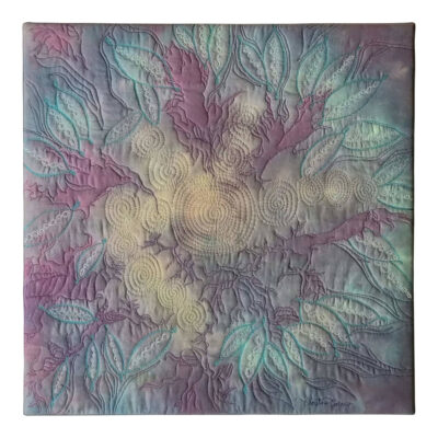 Mémoires d'un temps oublié - Art textile abstrait sur la mémoire transgénérationnelle - tissu teint et broderie - Violet, bleu, or