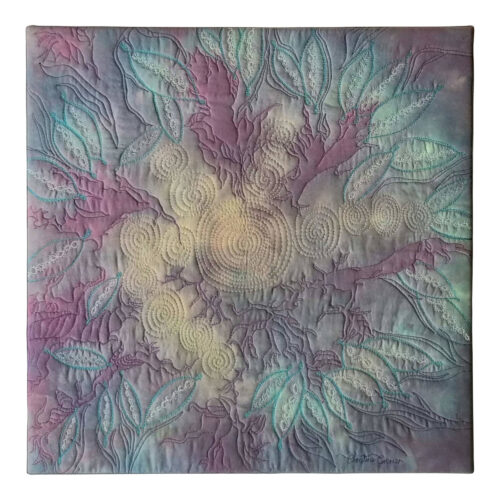 Mémoires d'un temps oublié - Art textile abstrait sur la mémoire transgénérationnelle - tissu teint et broderie - Violet, bleu, or