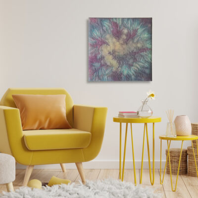 Mémoires d’un temps oublié exposé dans un intérieur, tableau en art textile évoquant liens familiaux et mémoire transgénérationnelle.