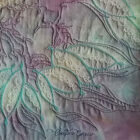 Détail du tableau Mémoires d’un temps oublié, montrant la signature de l’artiste Christine Grenier et textures du tissu brodé.