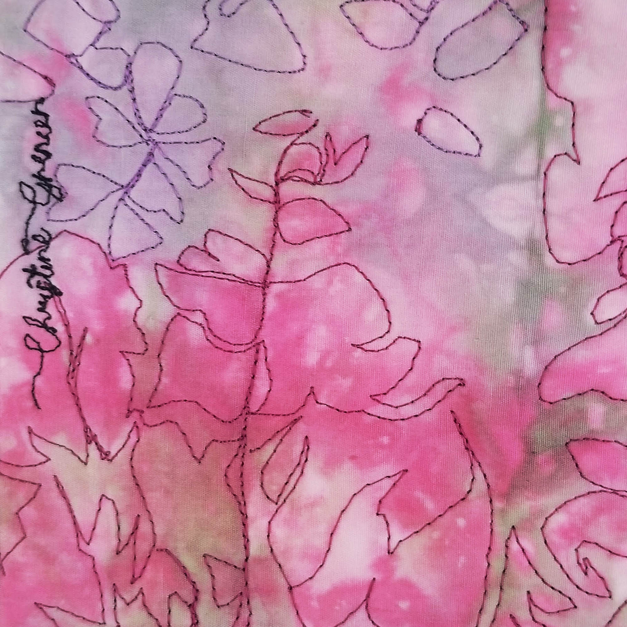 Odeur d’été,tableau en tissu,art textile,œuvre d’art textile,pièce unique,fait main au Québec,textile contemporain,peinture textile abstraite,matelassage à la machine,teinture,décoration artistique,tableau végétal abstrait,couleurs rose jaune vert blanc,collection Les mémoires oubliées,œuvre abstraite,cadeau artistique,mémoire,souvenir,enfance